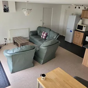 Rentunique Spinney Spacioussuper Snug 1 Bed Home. Apartment Ifield