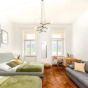 Designer Apartment, Central, Next To Danube , Vienna Austria