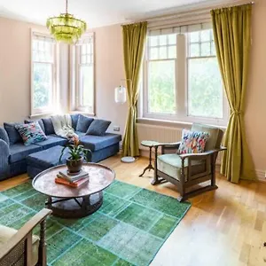 Three-storey, Renovated 1890s Heritage In Spitalfields Market Apartment London